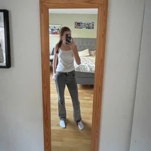 Gråa jeans från Gina Tricot - Jätte bekväma jeans från Gina, mid waist i storlek 34❣️❣️