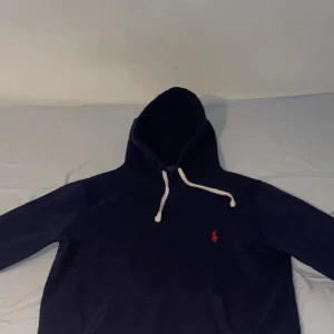 Mörkblå hoodie från Ralph Lauren - Helt ny skick Ralph lauren hoodie storlek s, den har blivit för liten på mig . Priset kan diskuteras vid snabb affär