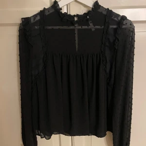 Svart blus från Zara  - Säljer min fina blus från Zara då den är för liten. 