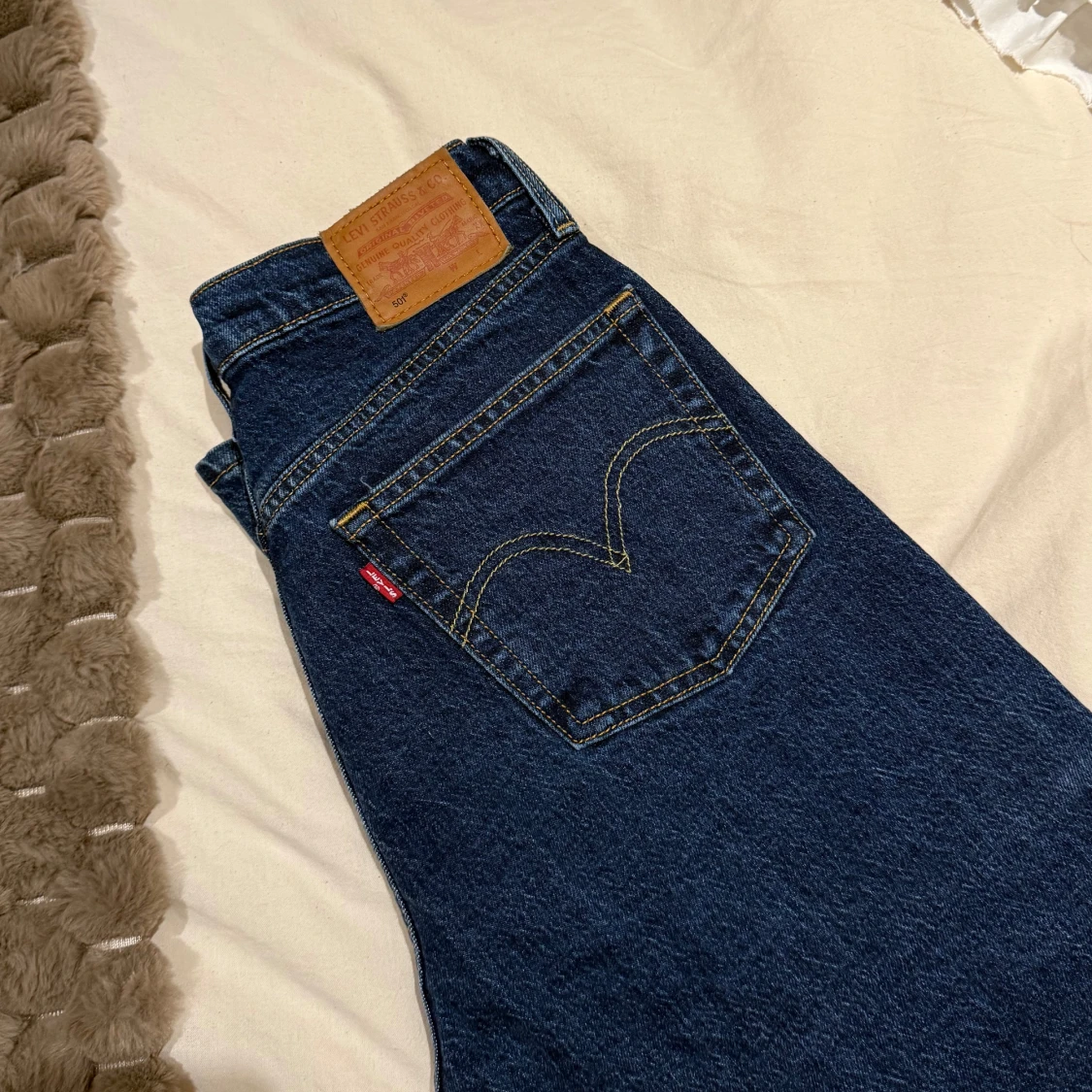 Mörkblåa levis jeans