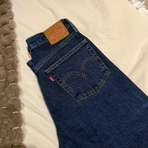 Mörkblåa levis jeans - Rak modell, knappt använda 💫 strl 27, passar 36