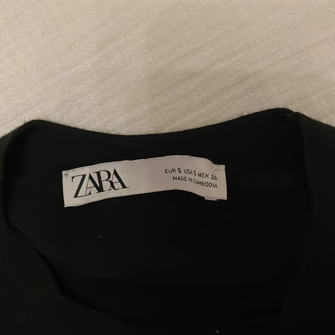 Svart tröja från Zara med knappar - 1