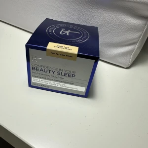 Confidence in Your Beauty Sleep kräm - Säljer en nattkräm från IT Cosmetics, 'Confidence in Your Beauty Sleep'. Helt ny.