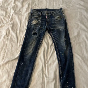 Dsquared jeans  - Säljer ett para feta dsquared jeans. Skicket är okej förutom att det är ett litet hål mellan benen på dom men syns inte vid användning. Och ett hål vid bakfickan men fixat med lag lapp. Storleken är 44 vilket passar xs-s