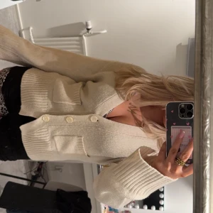 Beige kofta  - Säljer en mysig beige kofta med knappar och ribbad muddar från Gina Tricot. Använts endast få antal gånger 💕