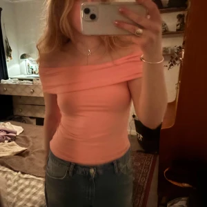 offshoulder topp - ljusrosa offshoulder topp! färgen är mest lik på andra bilden men är ljusare i verkligheten❗️