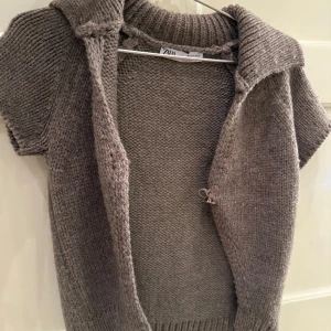 Zara kofta - Jätte söt kofta!! Knappen är lite av därav priset. 