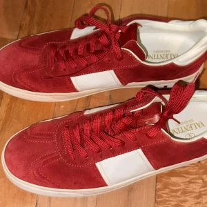 Valentino Flycrew Leather Studded Red’s - Skorna är använda några tillfällen, men är i prima skick. Är det nåt ni vill veta så bara skriv! Pris går att diskutera
