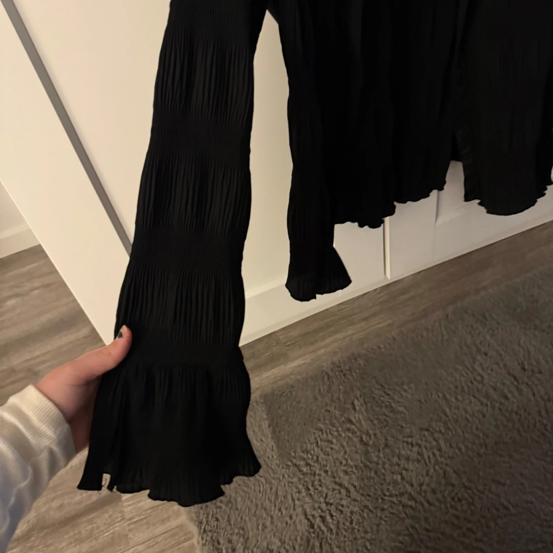 Svart blus med volangdetaljer - 1