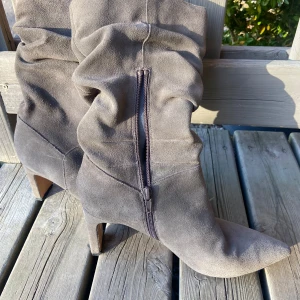 Grå stövletter med klack - Säljer dessa super snygga grå stövletter i mocka från K. Cobler! Nypris ca 2000kr