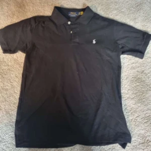 Ralph Lauren pìke  - Svart pìke från Ralph lauren med qr-kod. Kontakta gärna för frågor eller bilder💫