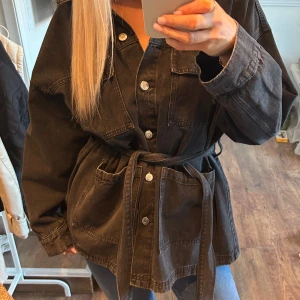 svart jeansjacka med knyte - super fin jeansjacka som är i storlek M men är lite oversized så passar även L 💕 