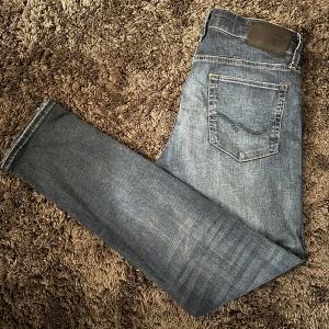 Jack & Jones jeans - Säljer dessa snygga blå jeans från Jack & Jones i modellen Slim/Glenn och storleken 30/32. Skick 8/10. De har en slim passform och är i ett superstrech material. Orginal pris - 900kr Vårat pris - 210kr. Priset är ej hugget i sten! Skriv vid minsta lilla fundering!🙌