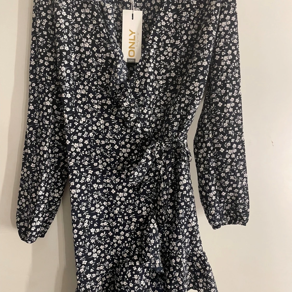 Blommig omlottklänning från ONLY