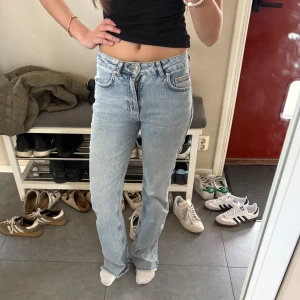 Ljusblå jeans från Gina tricot - Säljer ett par ljusblå jeans från Gina tricot. Stolek 34.