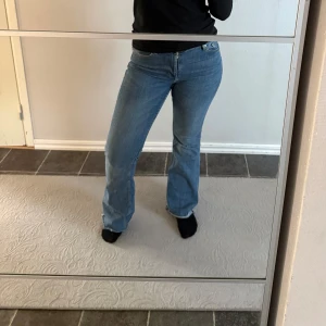 Ljusblå flare jeans från Mango - Säljer ett par ljusblå flare jeans från Mango. Jeansen har klassisk femficksdesign, normal passform upptill och utsvängda ben. Sitter väldigt fint. Endast använda fåtal gånger, mycket fint skick🩵