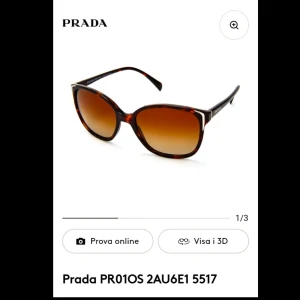 Prada solglasögon PR01OS brun - Snygga solglasögon från Prada i brunmelerad båge med stora, fyrkantiga linser i brun toning. Klassisk och lyxig design med diskret Prada-logga på skalmen. Perfekt accessoar för att lyfta din stil. Design/Modell: Prada PR01OS 2AU6E1 5517