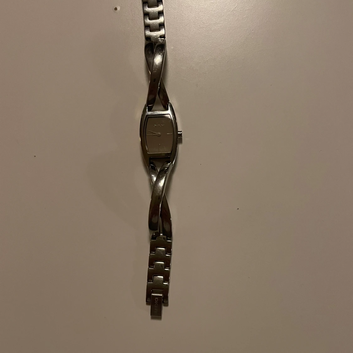 Silverfärgad armbandsklocka från DKNY