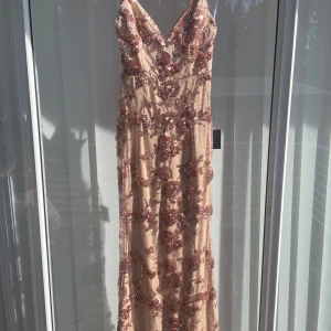 Rosa långklänning med paljetter - Rosa långklänning med paljetter. Oanvänd. Stl S