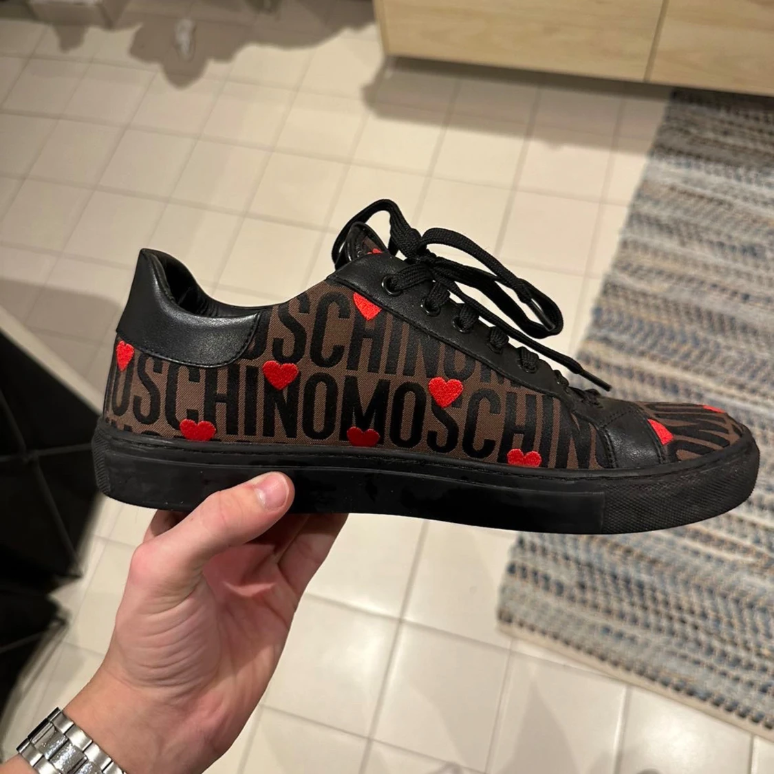 Svarta sneakers från Moschino med röda hjärtan
