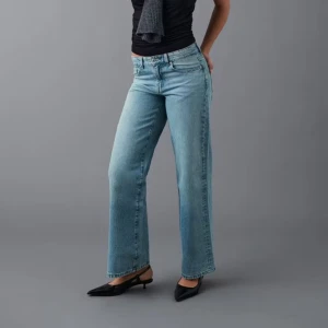 Ljusblåa raka jeans, HELT SLUTSÅLDA!! - Jag säljer ett par ljusblå jeans från Gina, de är HELT SLUTSÅLDA på hemsidan och i butik. De har rak passform, låg midja och vida ben. Perfekta till ett par sneakers eller klackar. Använda vid enstaka tillfälle och är definitivt i nyskick. 💗 Skriv vid eventuella frågor/ bilder. Pris går alltid att diskutera vid snabb affär!! 🌟