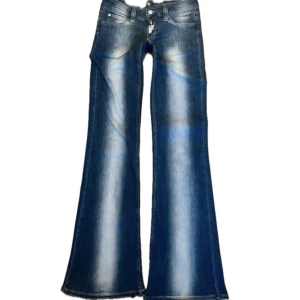 Cheap Monday jeans - Säljer mina populära cheap Monday jeans i storlek 29/32 men passar storlek S/M. Jeansen har små slitningar längst ner då de är lite för långa (jag är 161 cm) men annars är de i väldigt bra skick!💞