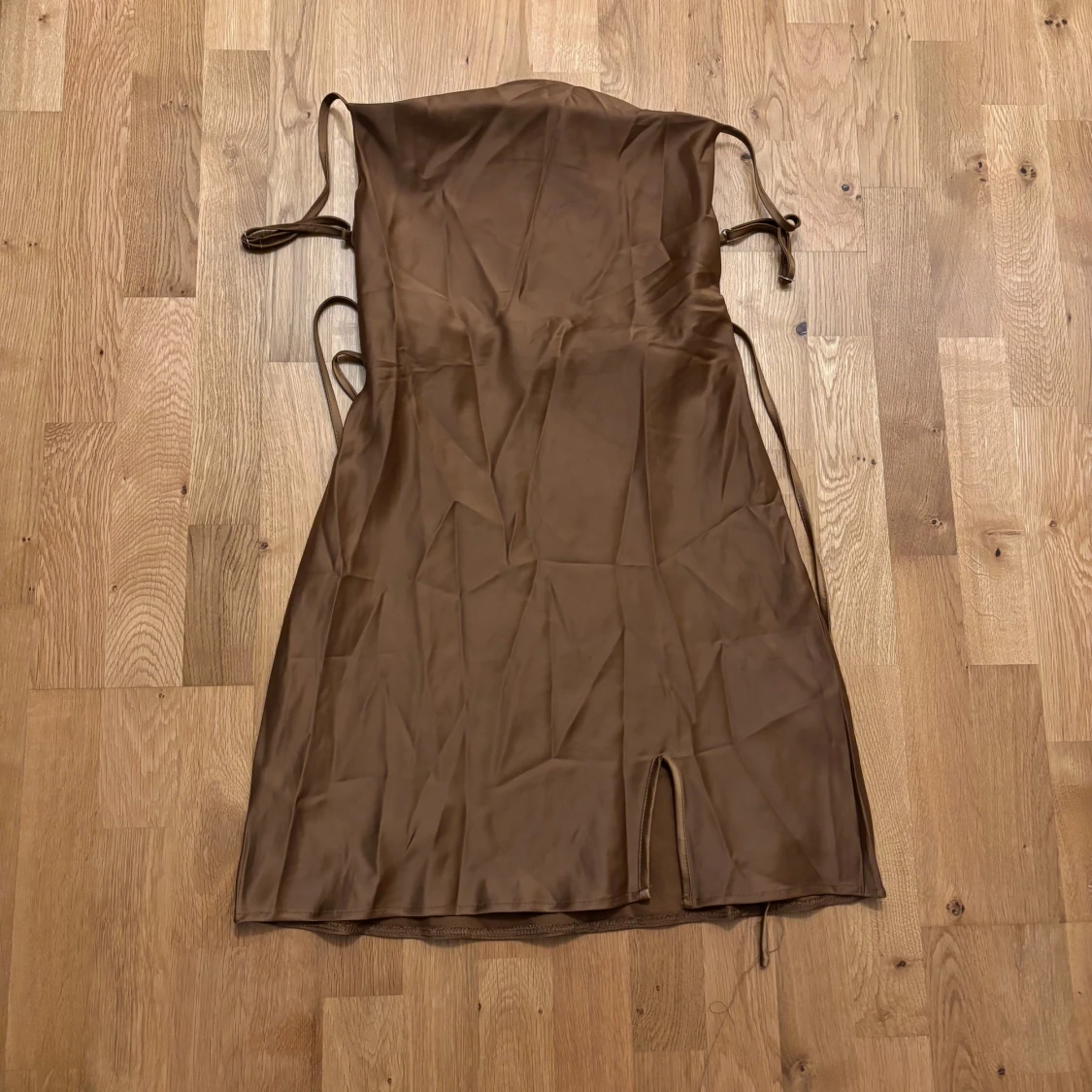 Brun omlottklänning i satin