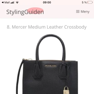 Svart Mercer Medium Leather Crossbody från Michael Kors - Säljer en stilren svart axelväska från Michael Kors i skinn. Väskan har två handtag, avtagbar axelrem och guldfärgade detaljer. Perfekt för dig som vill ha en klassisk och snygg accessoar till vardagslooken.