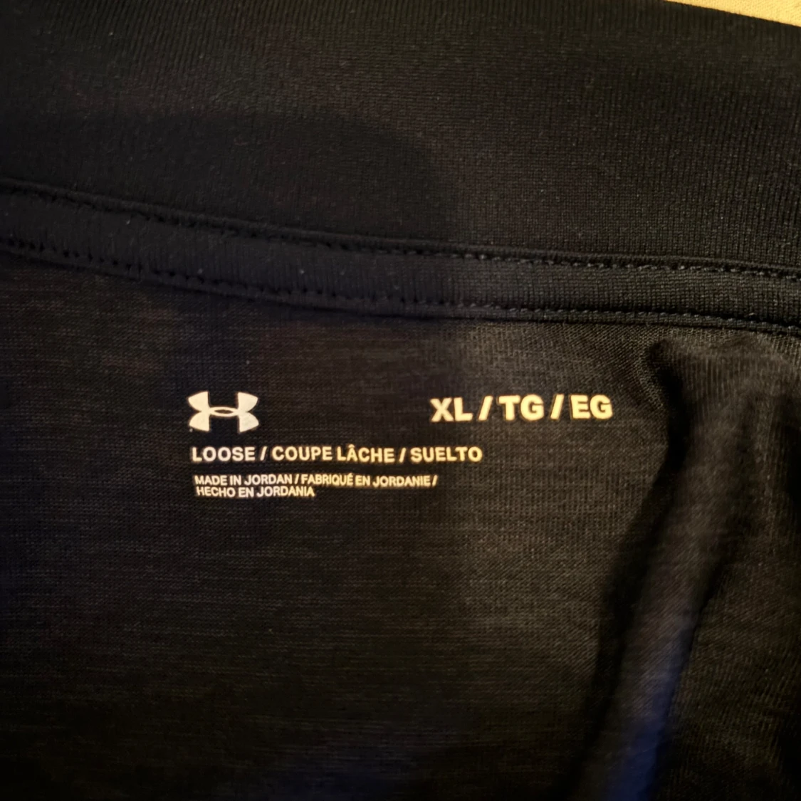 Mörkblå långärmad träningströja från Under Armour - 1