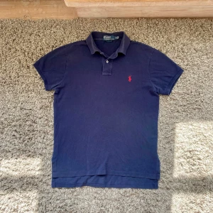 Ralph lauren pike - Säljer denna rikigt snygga Ralph lauren piken!⭐️Skick : 8,5/10!🙌 Storlek S passar S!🤝 Hör gärna av er om ni har funderingar!👍