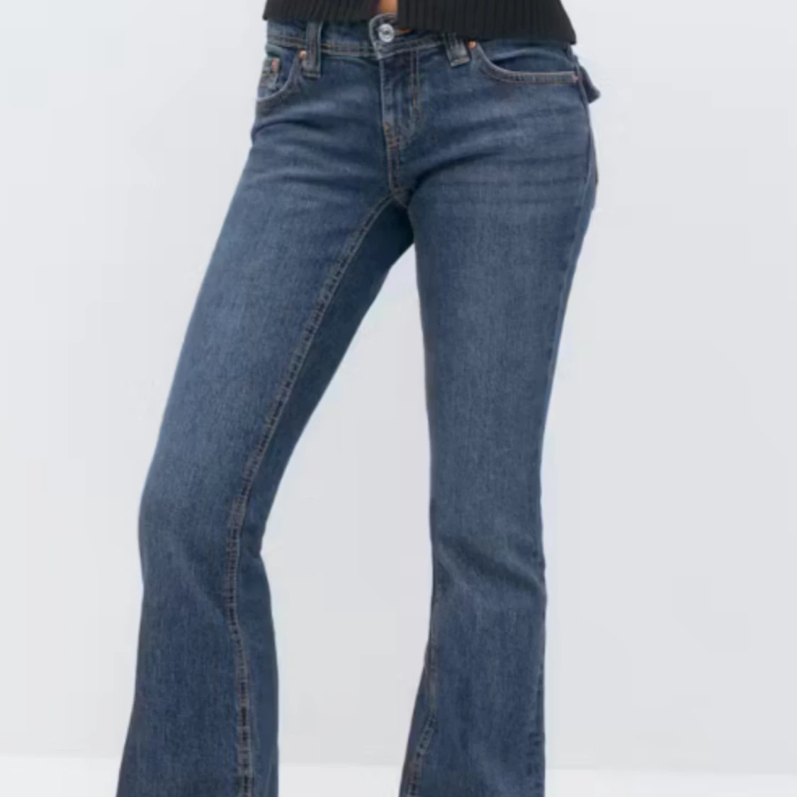 Blå bootcut jeans Ginatricot