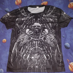 Affliction Tee - Säljer en affliction tshirt eftersom jag ej använder den nå mer, storlek S men känns som M