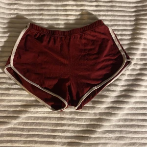 Mjukisshorts - välanvända men fins mjukisshorts. noppriga som syns på bild, går säkert att få bort för den som orkar. väldigt bekväma! lapp saknas men passar xs