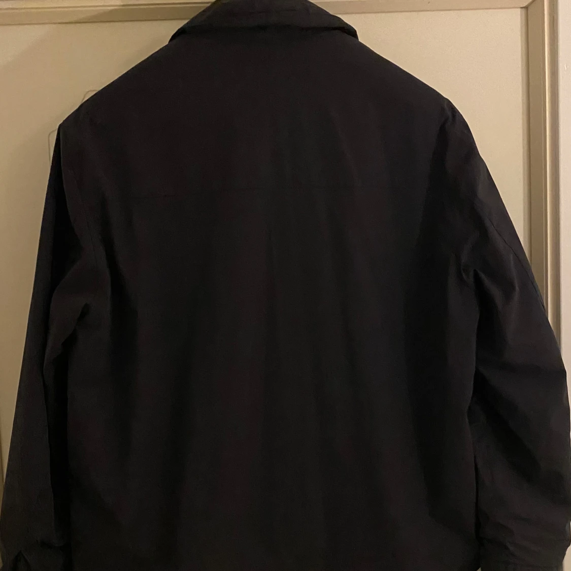 Mörkblå jacka med dragkedja - 2