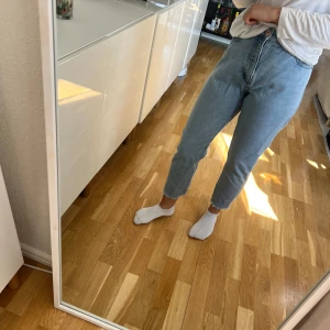 Blå jeans från Monki - Säljer ett par snygga blå jeans från Monki. De är högmidjade med en normal passform och har en klassisk femficksdesign. Perfekta för en avslappnad stil.
