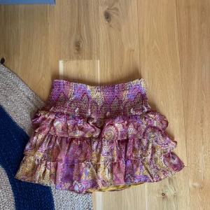 Zara kjol - Såå fin Zara kjol med volanger som är jette unik och populär som ej säljs längre. Aldrig använt! Säljer då den är lite stor