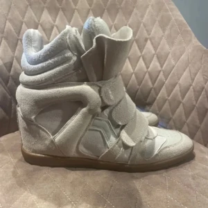 Intressekoll Isabel marant skor - Kollat intresset på mina Isabel marant skor som jag inte använder mycket längre! Skorna är använda, men fortfarande i bra skick! Dom är köpta i storlek 40, men passar mig som har 38 bra. Inte helt säker på om jag vill sälja 