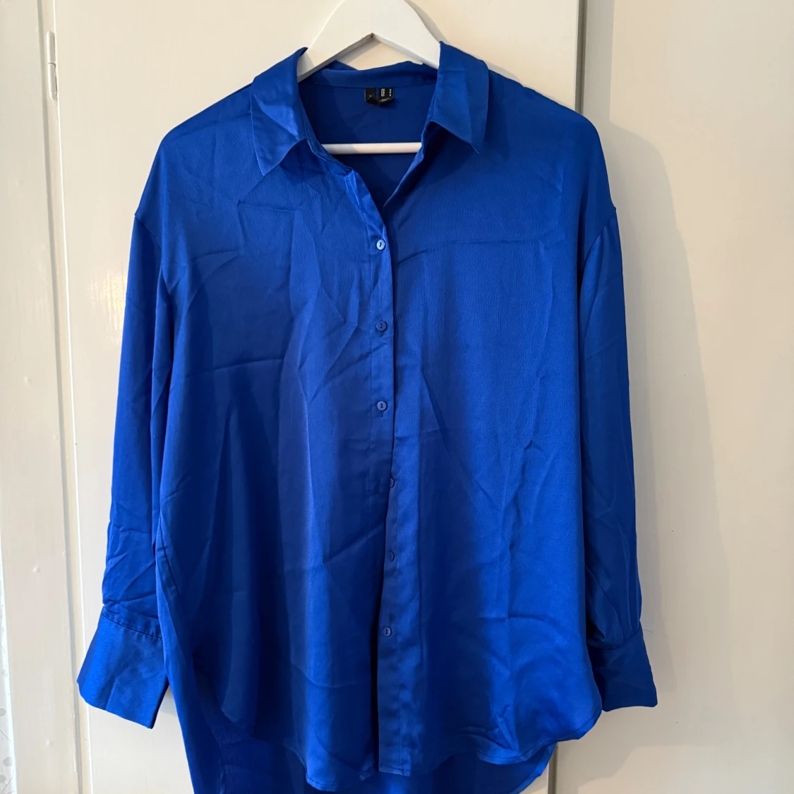 Blå satin oversized skjorta från vero moda - 3