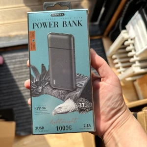 Powerbank laddare trådlös laddare - Extremt kompakt Powerbank med hög batterikapacitet. Denna smidiga Powerbank är liten och behändig att du kan ta med den överallt. Perfekt när du ska ut och resa, spela mobilspel eller sitter på bussen. En tydlig LED-display gör den dessutom extra användarvänlig! Aldrig mer urladdad Powerbank med tydlig LED-display När procenten på Powerbanken börjar närma sig nollan vet du att det är dags att ladda upp den och du slipper gå tom på batteri!