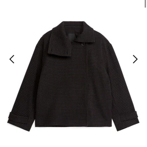 Arket kappa - Säljer denna knappt använda kappa från arket i storlek 34. Dock lite oversized så passar en S också!