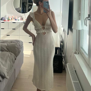 Vit spetsklänning - Superfin vit spetsklänning som tyvärr aldrig har kommit till användning!