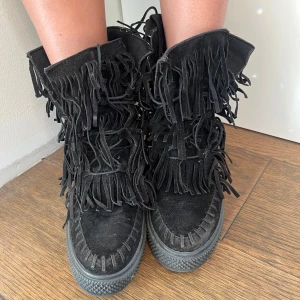 Fransskor - Svarta fransskor storlek 40/41 men passar eventuellt mindre! Längd på innersula 25.5cm. Jättesnygga och trendiga men lite dammiga!💥 399kr