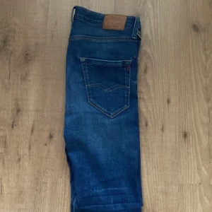 Replay barn jeans - Ett par slim fit replay jeans i storlek 166cm. Använda men väldigt bra skick ändå, märks knappt att de är använda. Pris kan diskuteras!