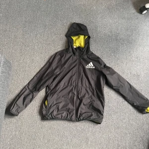 Adidas Wind Breaker - Säljer en Adidas Wind Breaker som it har används, XS/S