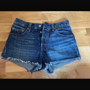 Blå jeansshorts från Levi's - Snygga blå jeansshorts från Levi's som tyvärr är för små för mig.💗