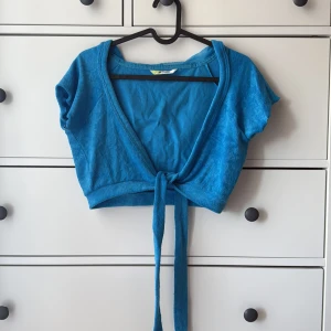 Blå croppad topp från Doubleudot - Perfect for summer 