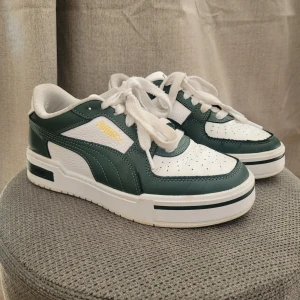 Grönvita sneakers från Puma - Snygga sneakers från puma i ett väldigt bra skick! Använda ett fåtal gånger, säljer pga att dem är något stora för mig. Köpta på zalando för 849kr