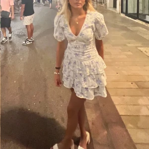 Blommig klänning - Världens absolut drömmigaste klänning!! Storlek s, Inga defekter & så gott som ny!