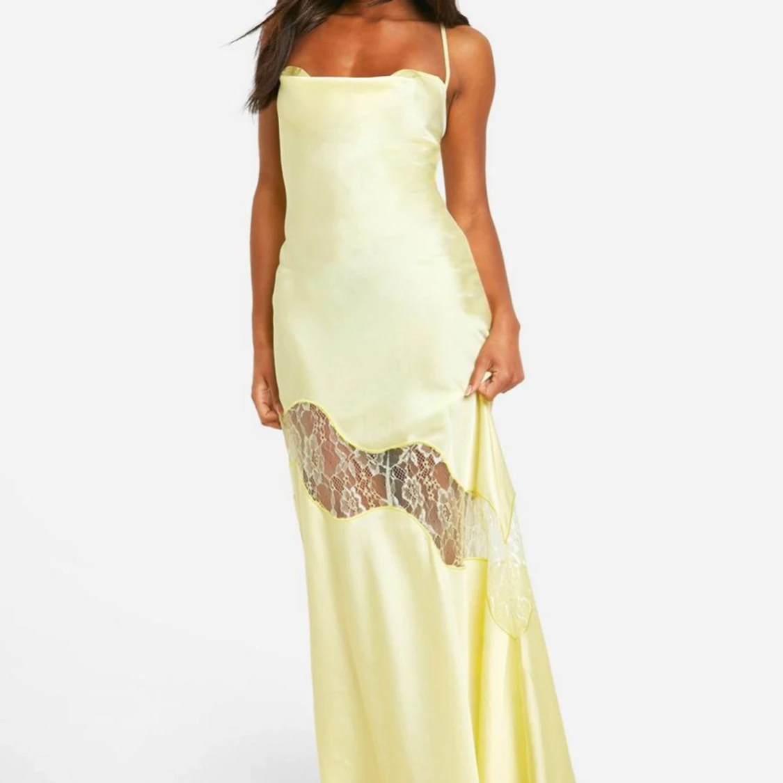 SÖKER - Ljusgul långklänning med spetsdetalj