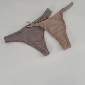 Lounge Underwear Stringtrosor 🩶🤎 - 2 par oanvända Lounge Underwear stringtrosor i storlek XS. Nypris 400kr! FÖRST TILL KVARN!🤎🩶(BUNDLERABATT VID KÖP AV FLER ARTIKLAR!)